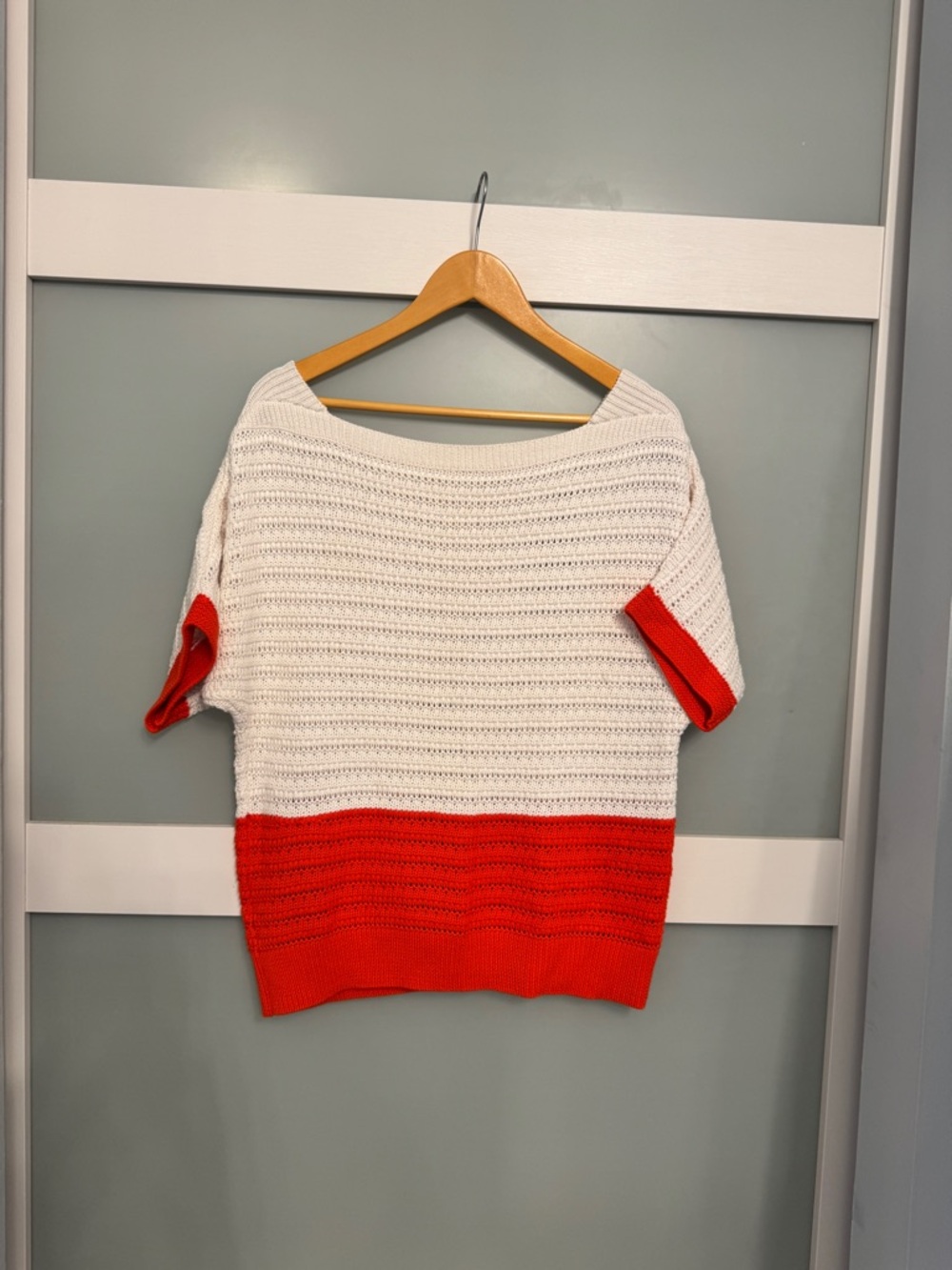 Colorblock Short-Sleeve Crew Sweater - White & Red